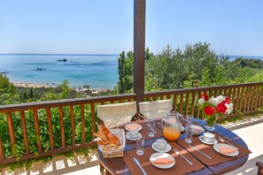 Outdoor dining - Hippo One Bedroom Apartment (Pelekas)