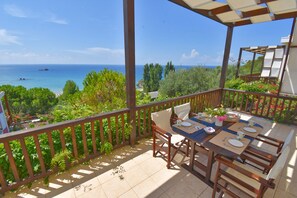 Outdoor dining - Hippo One Bedroom Apartment (Pelekas)