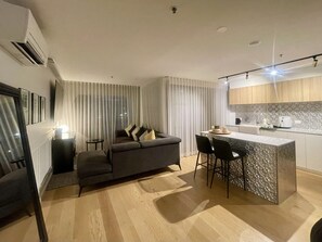 TV - Chic Braddon Branx Apartment Near Cafés & CBD (Braddon)