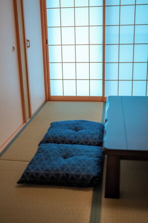 Superior huis | Woonruimte | Een 55-inch flatscreentelevisie met digitale zenders