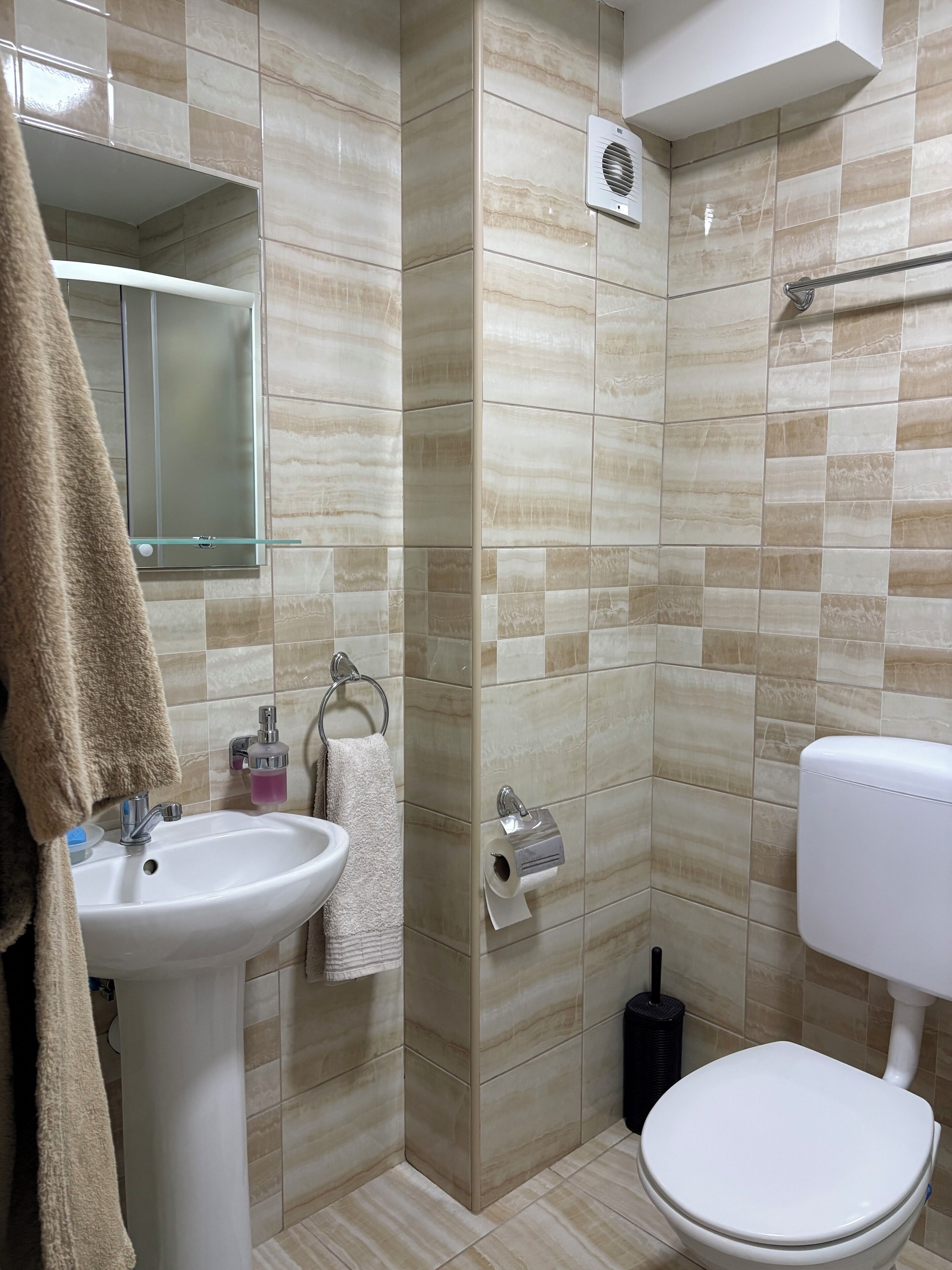 Secadora de cabello, toallas, jabón, papel de baño 
