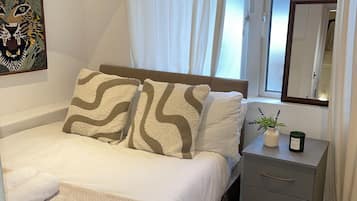 Iron/ironing board, Internet, bed sheets