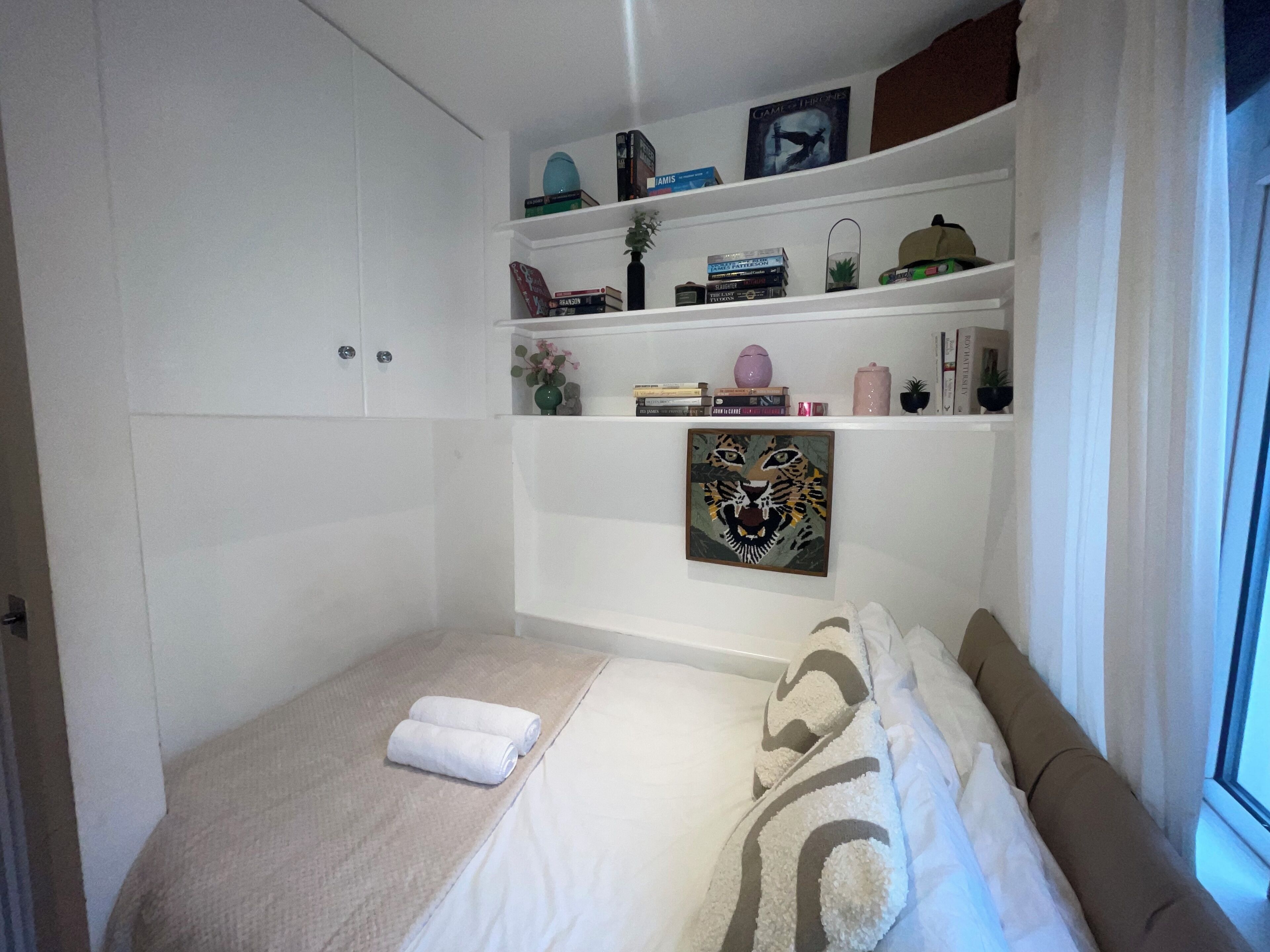 Ferros/tábuas de passar roupa, acesso à internet, roupa de cama