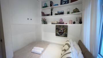 Ferros/tábuas de passar roupa, acesso à internet, roupa de cama