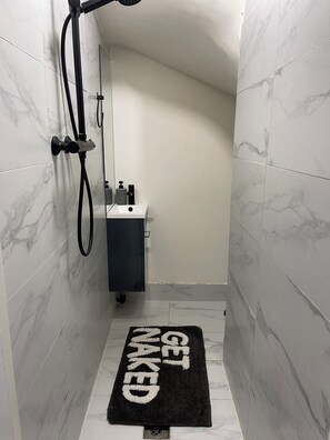 Dusche, Haartrockner, Handtücher, Toilettenpapier