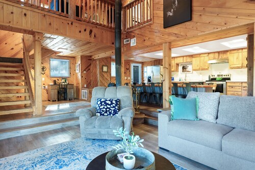 Sierra Pine Retreat w/Furnished Deck, BBQ & Outdoor Firepit