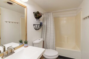 Shower, hair dryer, towels, soap - Sierra Pine Retreat w/Furnished Deck, BBQ & Outdoor Firepit (Pinetop-Lakeside)