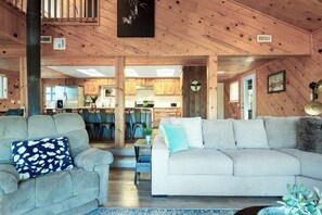 Una Smart TV, una chimenea, un reproductor de DVD, libros