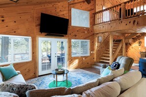 Una Smart TV, una chimenea, un reproductor de DVD, libros