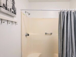 Shower, hair dryer, towels, soap - Sierra Pine Retreat w/Furnished Deck, BBQ & Outdoor Firepit (Pinetop-Lakeside)