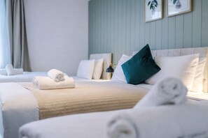 2 bedrooms, iron/ironing board, travel cot, free WiFi - Private 2 Bedroom Flat with Free Parking (Salford)