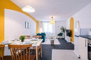 Ein modernes Apartment mit Essbereich, Küche und Wohnraum.