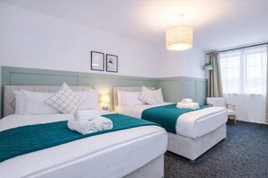 2 bedrooms, iron/ironing board, travel cot, free WiFi - Private 2 Bedroom Flat with Free Parking (Salford)