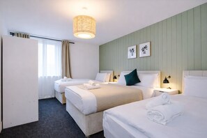 2 bedrooms, iron/ironing board, travel cot, free WiFi - Private 2 Bedroom Flat with Free Parking (Salford)