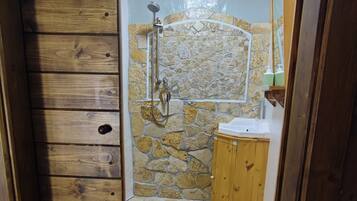 Hiustenkuivaaja, pyyhkeet, saippua, vessapaperi