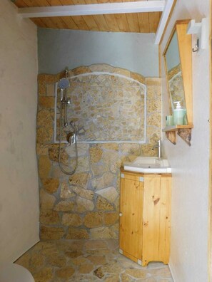 Hårtork, handdukar, tvål och toalettpapper