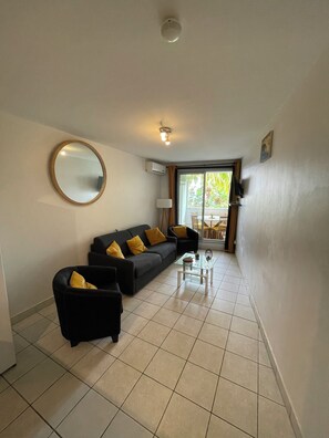 Living area - Quiet, functional apartment - ideal for couples/families (Saint-Paul)