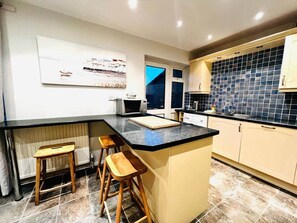 Fridge, microwave, oven, stovetop - 3-Bedroom Home in Matlock, heart of Peak District (Matlock)