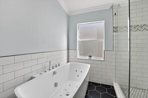 Shower, hair dryer, towels - Lakefront 4-Bedroom Home with Pool (Brandon)