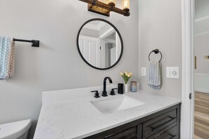 Shower, hair dryer, towels - Lakefront 4-Bedroom Home with Pool (Brandon)