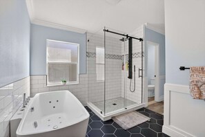 Shower, hair dryer, towels - Lakefront 4-Bedroom Home with Pool (Brandon)