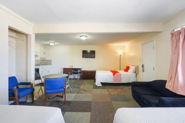 Stretch out in the spacious studio with lounge seating.