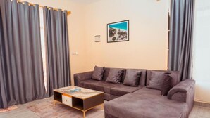 42 インチのスマートテレビ (デジタル放送視聴可)
