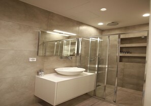 Shower, hair dryer, towels, soap - Emily in Athens - Central modern flat (Athina)