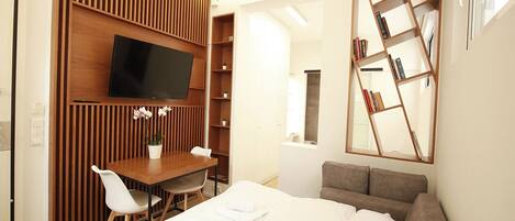 Iron/ironing board, WiFi, bed sheets