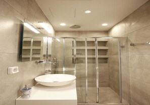 Shower, hair dryer, towels, soap - Emily in Athens - Central modern flat (Athina)