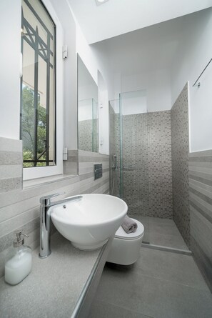 Huoneisto, parveke, kaupunkinäköala | Kylpyhuone