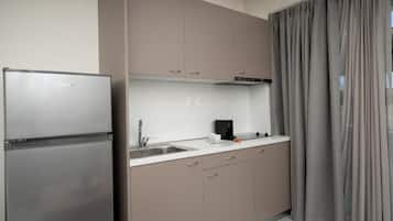 Departamento, balcón, vista a la ciudad | Cocina privada | Cafetera y tetera, tetera eléctrica y artículos de limpieza