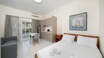 Superior studio, balkon, uitzicht op de stad | Verduisterende gordijnen, geluiddichte muren