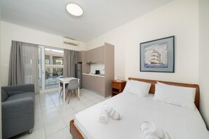 Superior-studio, parveke, kaupunkinäköala | Pimennysverhot, äänieristys, silitysrauta/-lauta, ilmainen Wi-Fi