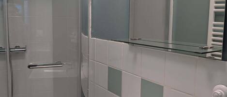 Dusche, Haartrockner, Handtücher, Seife