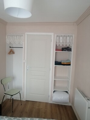 1 bedroom, iron/ironing board, WiFi, bed sheets - House-studio-2stars-no pets-2 people (Val-d'Arguenon)