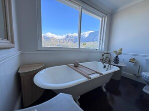 Shower, hair dryer, towels, soap - Luxury Tamboerskloof stay: panoramic Table Mountain views + secure parking (Cape Town)