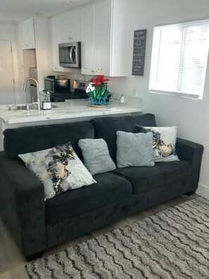 Smart TV, video library - Elite home near Sofi, Intuit, Kia Stadiums, LAX, local shops, beaches & more! (Hawthorne)