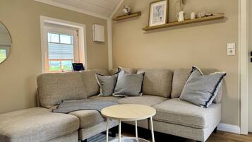 Smart-TV, Tischtennisplatte, Bücher, Stereoanlage