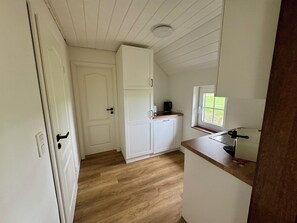 Kühlschrank, Mikrowelle, Herdplatte, Geschirrspüler