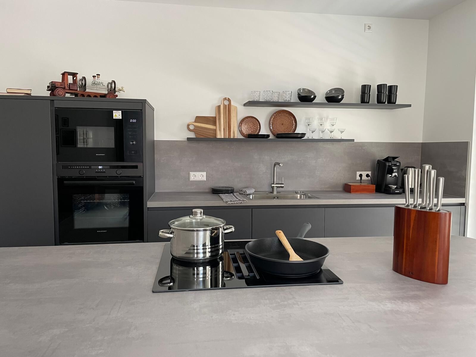 Microondas, placa de cocina, lavavajillas