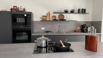 Microondas, placa de cocina, lavavajillas