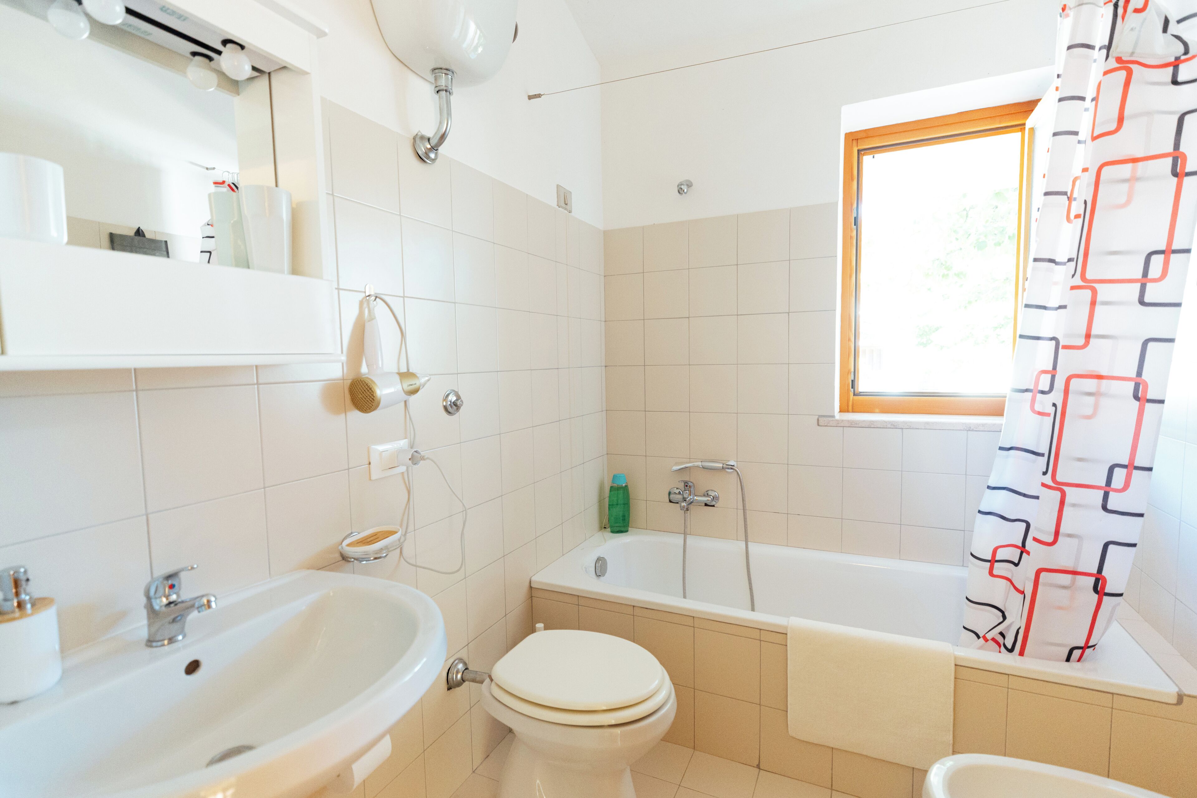 Een haardroger, een bidet, handdoeken, zeep