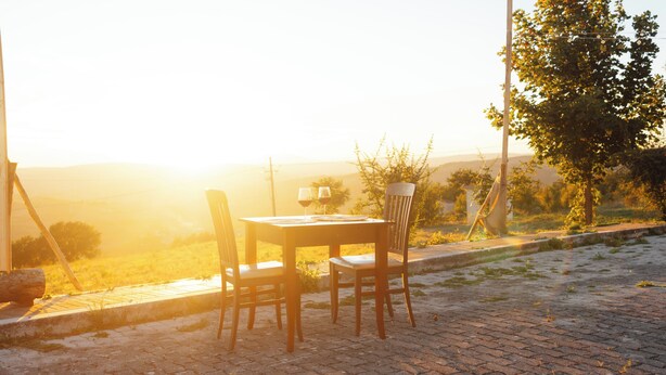 A table and chairs set outdoors with a view of the landscape. - Cottages surrounded by nature and relaxation in the Dauni Mountains (ROSETO VALFORTORE)