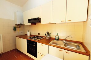 Frigorífic, forn, placa de cuina i cafetera i tetera 