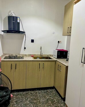 Economy Apartment, Balcony, City View | Private kitchen | Fridge, microwave, oven, stovetop - Tupon Luxury Apartment (Abuja)
