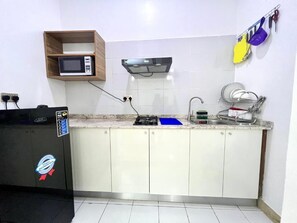 Economy Apartment, Balcony, City View | Dapur peribadi | Peti sejuk, ketuhar gelombang mikro, ketuhar, dapur 