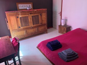 Tabla de planchar con plancha, wifi y ropa de cama 