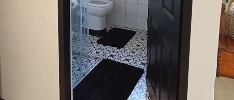 Een douche, een haardroger, handdoeken, zeep