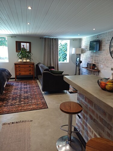 Adorable 1-bedroom cottage in pleasant Paarl for a relaxing stay